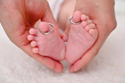 玉林宝宝睡觉频繁惊吓举手